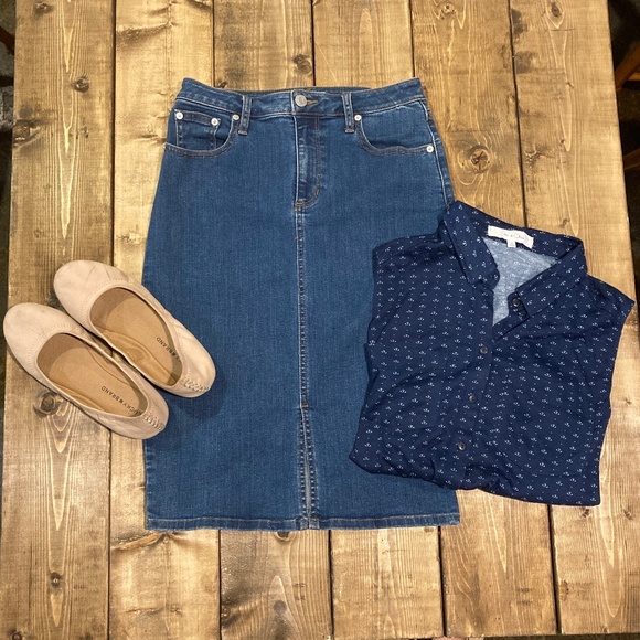 Banana Republic Dresses & Skirts - Banana Republic Denim Skirt size 0